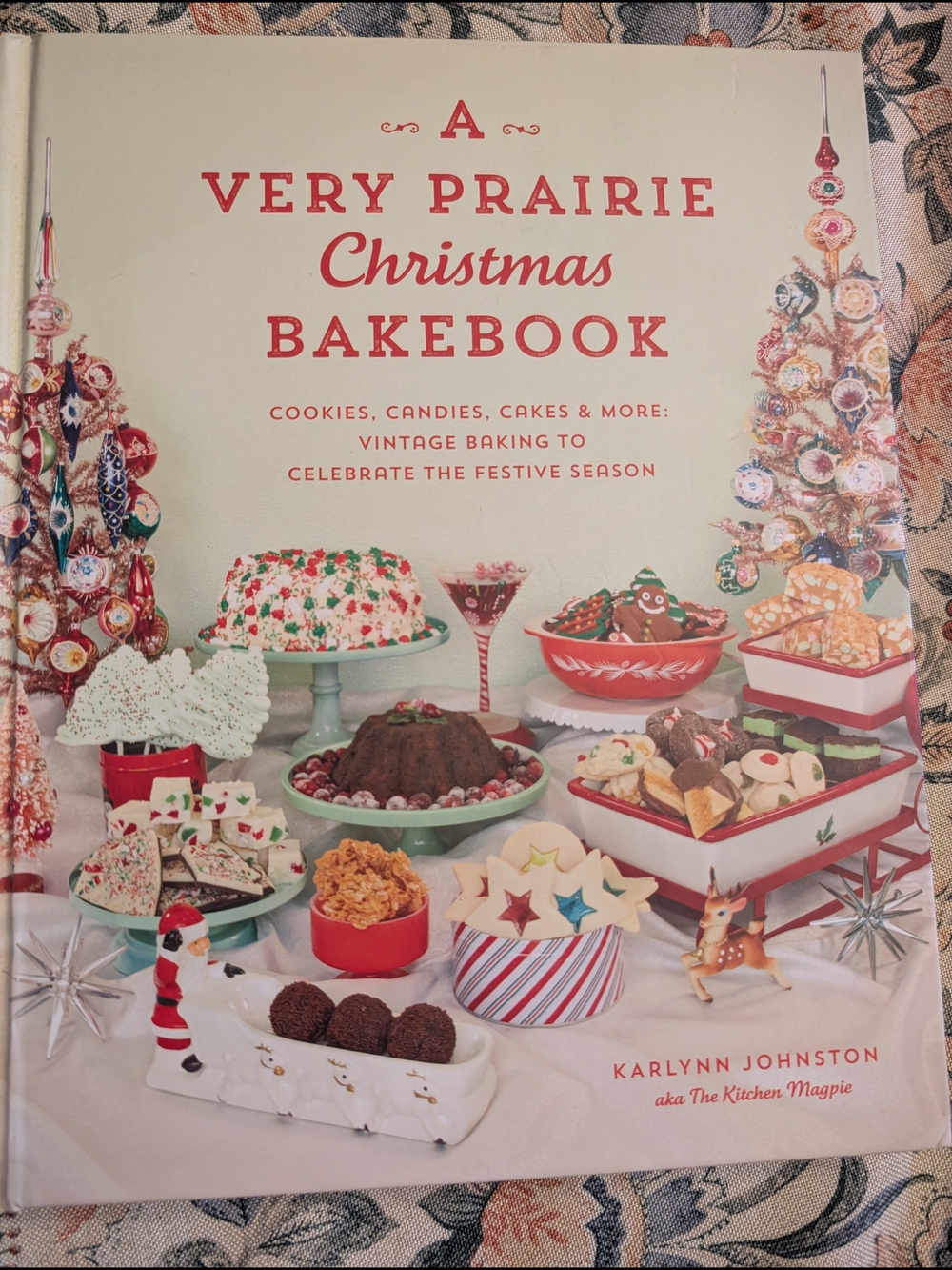 A Very Prairie Christmas Bakebook by - Holiday Baking Recipe Book (Cream/Red)